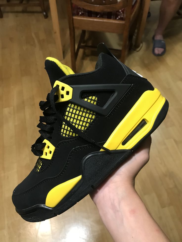 Air Jordan 4 Retro Thunder