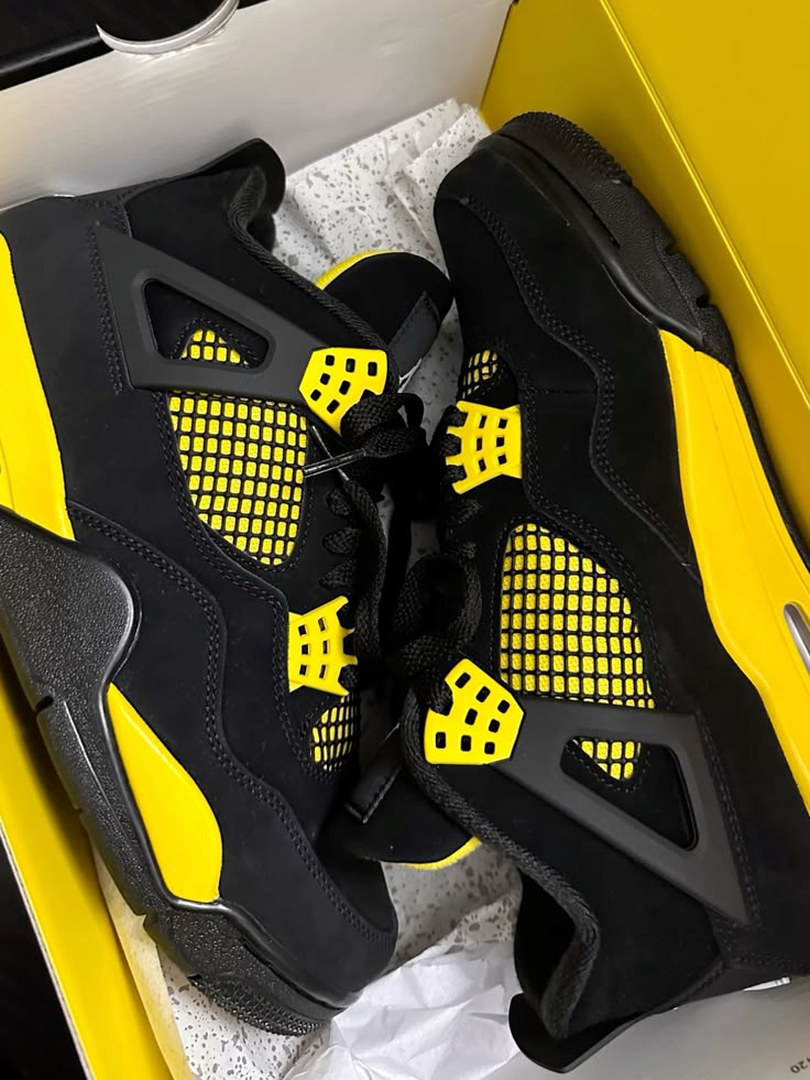 Air Jordan 4 Retro Thunder