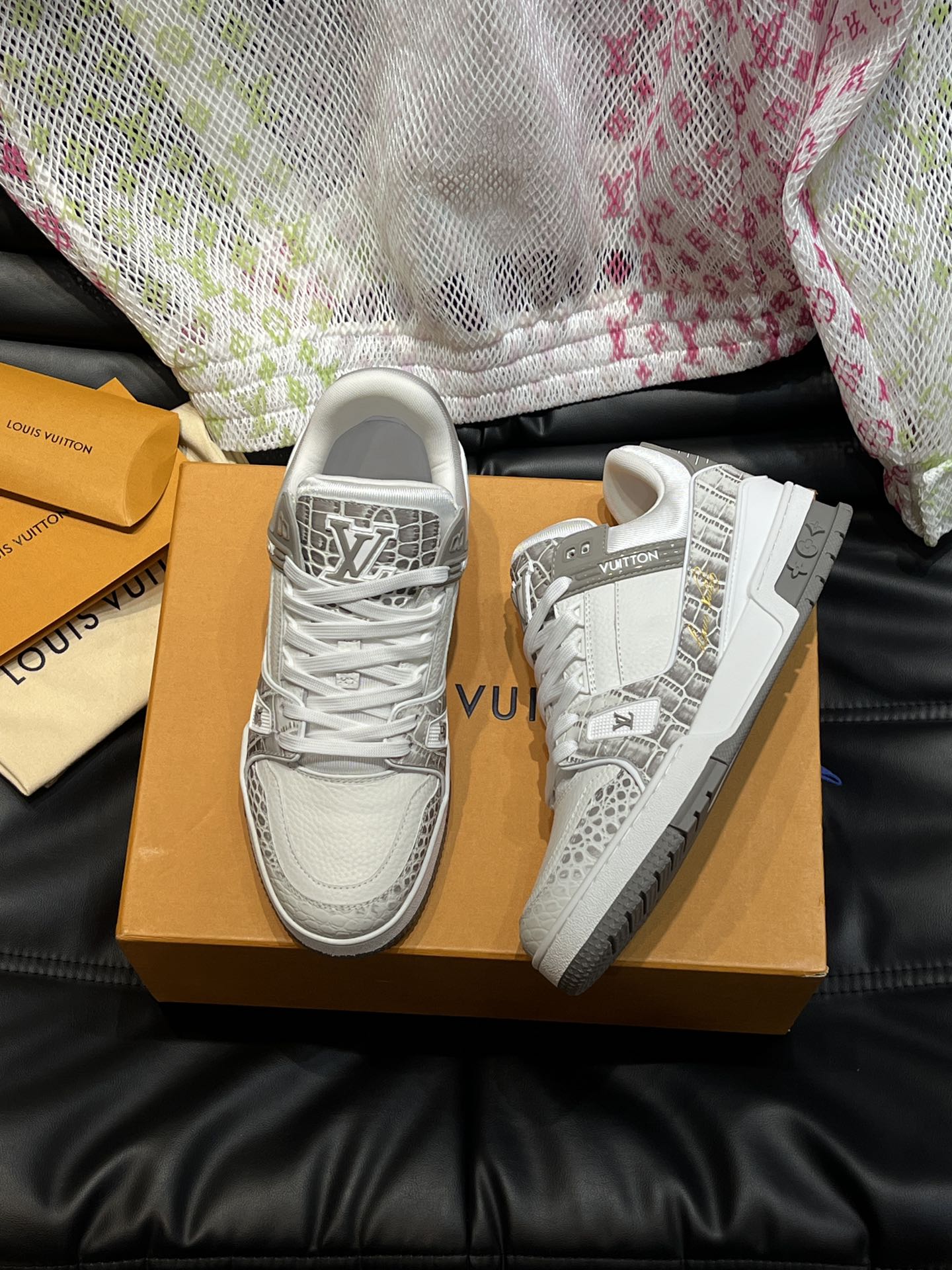 LV LUXURY TRAINER